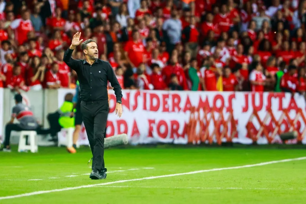 RS – PORTO ALEGRE – 04/12/2024 – BRASILEIRO A 2024, INTERNACIONAL X BOTAFOGO – Artur Jorge tecnico do Botafogo durante partida contra o Internacional no estadio Beira-Rio pelo campeonato Brasileiro A 2024. Foto: Luiz Erbes/AGIF
