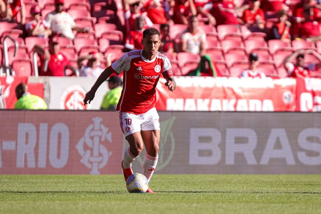 RS – PORTO ALEGRE – 24/11/2024 – BRASILEIRO A 2024, INTERNACIONAL X BRAGANTINO – Alan Patrick jogador do Internacional durante partida contra o Bragantino no estadio Beira-Rio pelo campeonato Brasileiro A 2024. Foto: Maxi Franzoi/AGIF
