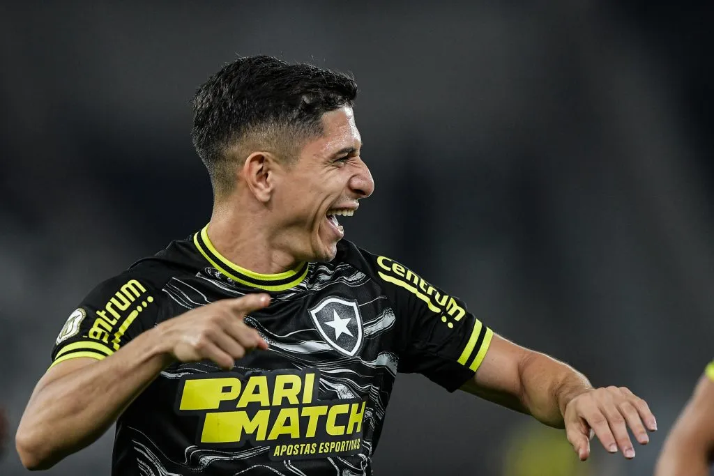 Savarino comemorando gol durante partida contra o Vasco no Campeonato Brasileiro A 2024. Foto: Thiago Ribeiro/AGIF