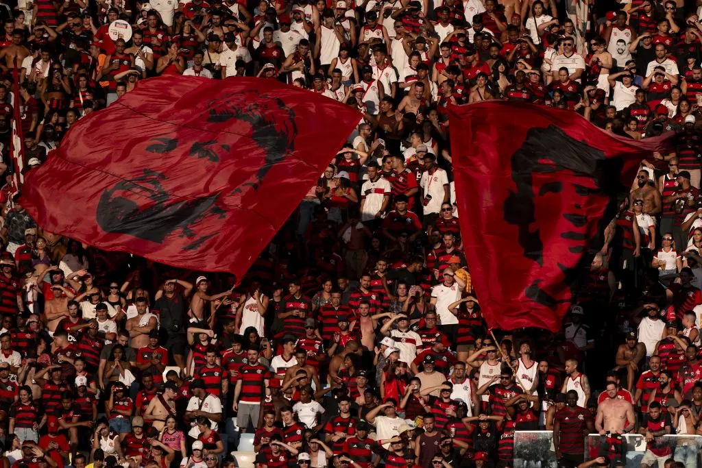 RJ – RIO DE JANEIRO – 01/12/2024 – BRASILEIRO A 2024, FLAMENGO X INTERNACIONAL – Torcida com bandeira de Gabi jogador do Flamengo durante partida contra o Internacional no estadio Maracana pelo campeonato Brasileiro A 2024. Foto: Jorge Rodrigues/AGIF