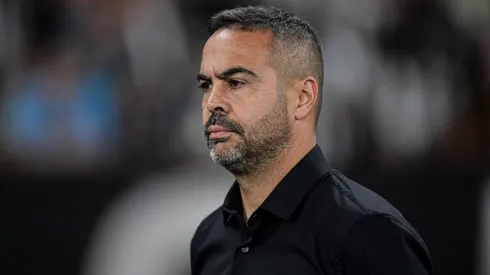 Artur Jorge, técnico do Botafogo, durante partida contra o Internacional pelo Brasileirão Betano.