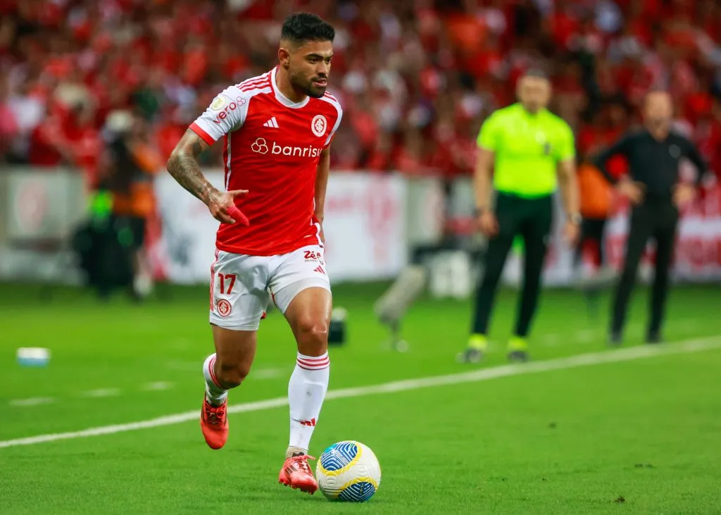 RS – PORTO ALEGRE – 04/12/2024 – BRASILEIRO A 2024, INTERNACIONAL X BOTAFOGO – Bruno Tabata jogador do Internacional durante partida contra o Botafogo no estadio Beira-Rio pelo campeonato Brasileiro A 2024. Foto: Luiz Erbes/AGIF