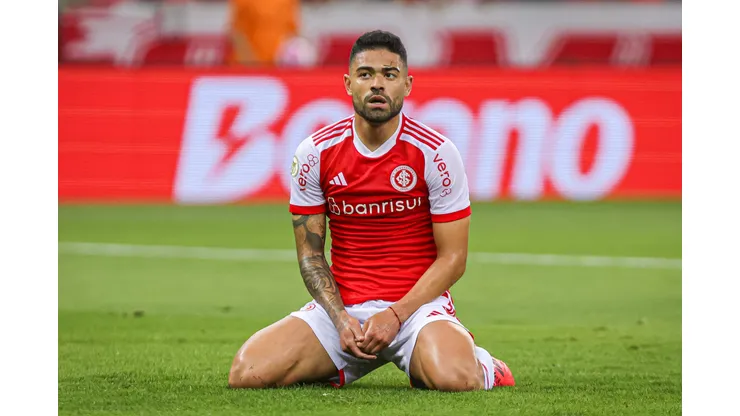 Bruno Tabata durante confronto contra o Flamengo no Brasileirão 2024.