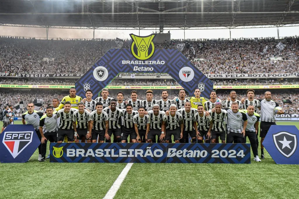 Elenco do Botafogo, campeão do Brasileirão Betano de 2024. Foto: Thiago Ribeiro/AGIF