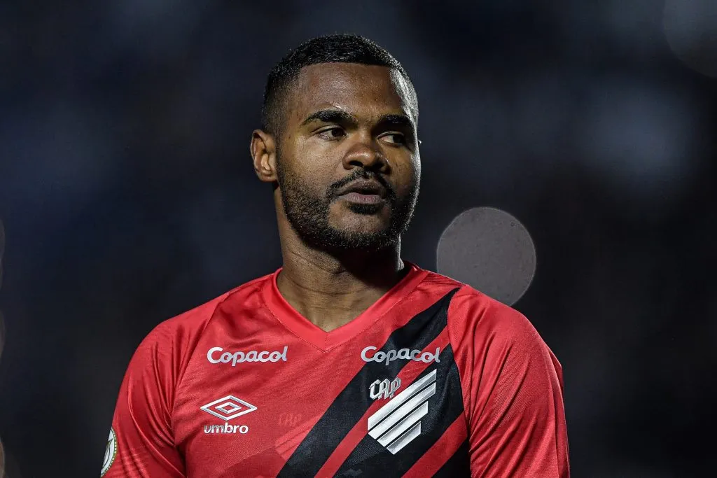 Nikão, jogador do Athletico-PR, durante partida contra o Vasco (Foto: Thiago Ribeiro/AGIF)