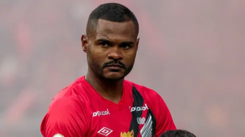 Nikão, jogador do Athletico-PR, durante execucao do hino nacional antes da partida (Foto: Robson Mafra/AGIF)