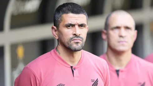 Lucho González, técnico do Athletico-PR, durante partida contra o Atlético-MG (Foto: Gilson Lobo/AGIF)