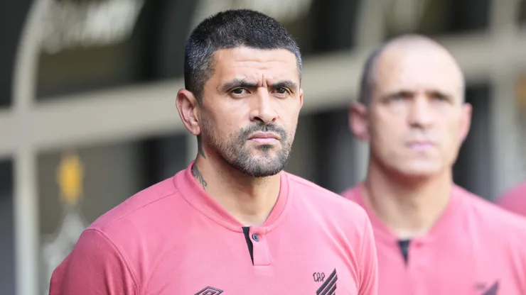 Lucho González, técnico do Athletico-PR, durante partida contra o Atlético-MG (Foto: Gilson Lobo/AGIF)