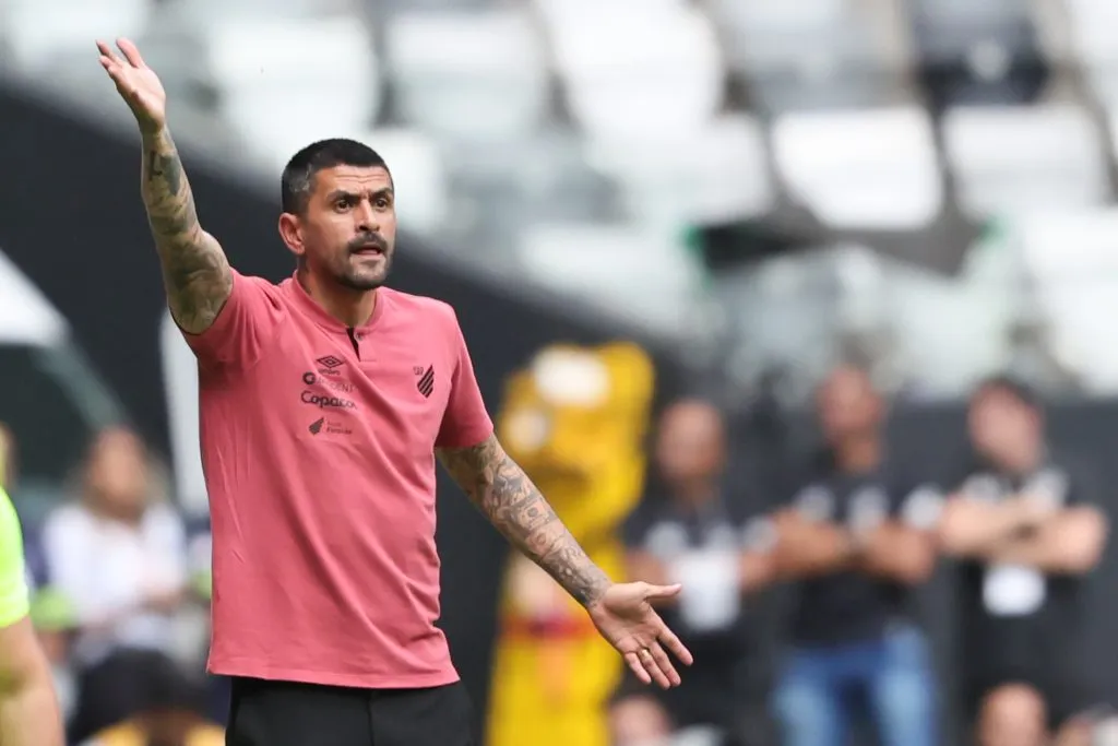 Lucho González, técnico do Athletico-PR, durante partida contra o Atlético-MG (Foto: Gilson Lobo/AGIF)