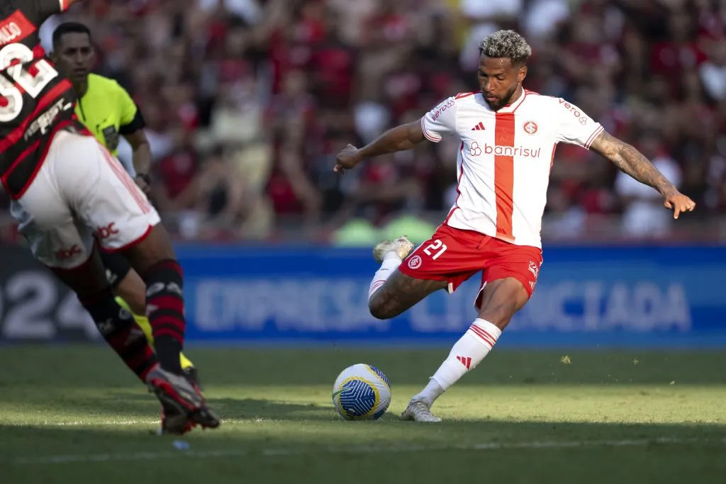 Wesley jogador do Internacional chuta para marcar seu gol durante partida contra o Flamengo no estadio Maracana pelo campeonato Brasileiro A 2024. Foto: Jorge Rodrigues/AGIF