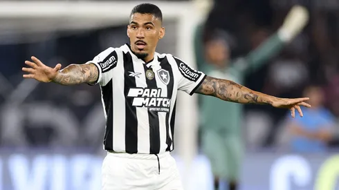 Foto: Vitor Silva/Botafogo – Allan durante confronto contra o Corinthians no Brasileirão 2024.
