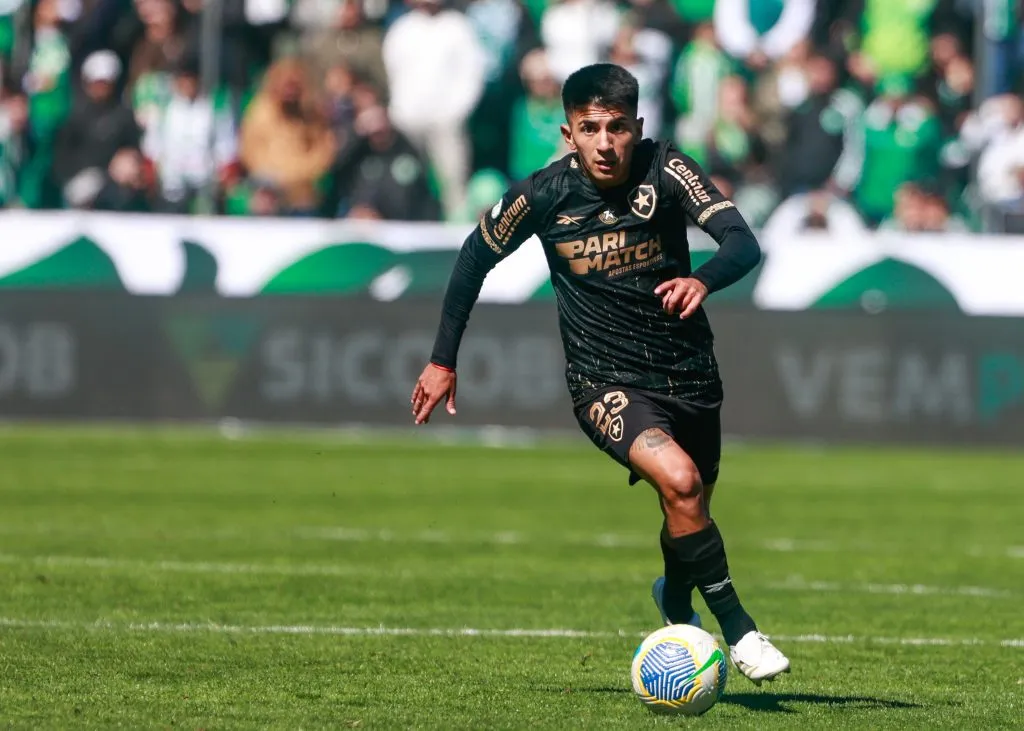 Thiago Almada jogador do Botafogo durante partida contra o Juventude no estadio Alfredo Jaconi pelo campeonato Brasileiro A 2024. Foto: Luiz Erbes/AGIF
