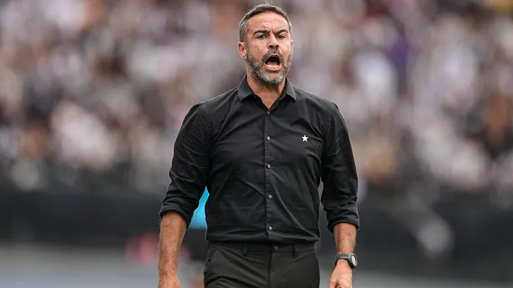 Artur Jorge, técnico do Botafogo, durante partida contra o São Paulo, pelo Brasileirão Betano.