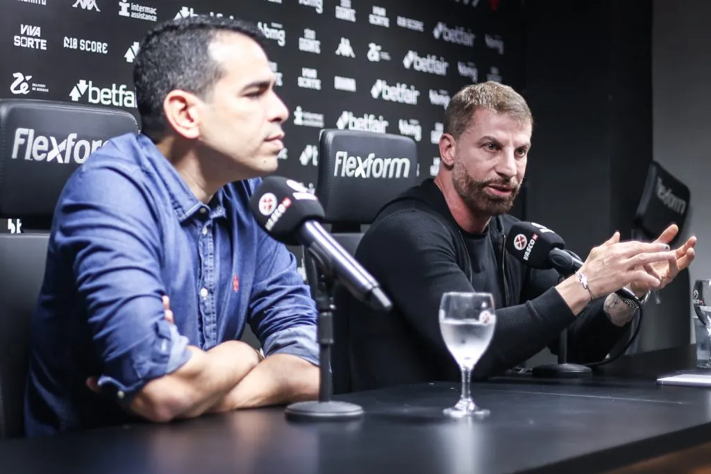 Marcelo Sant’Ana e Pedrinho em coletiva no Vasco (Imagem: Dikran Sahagian/Vasco)