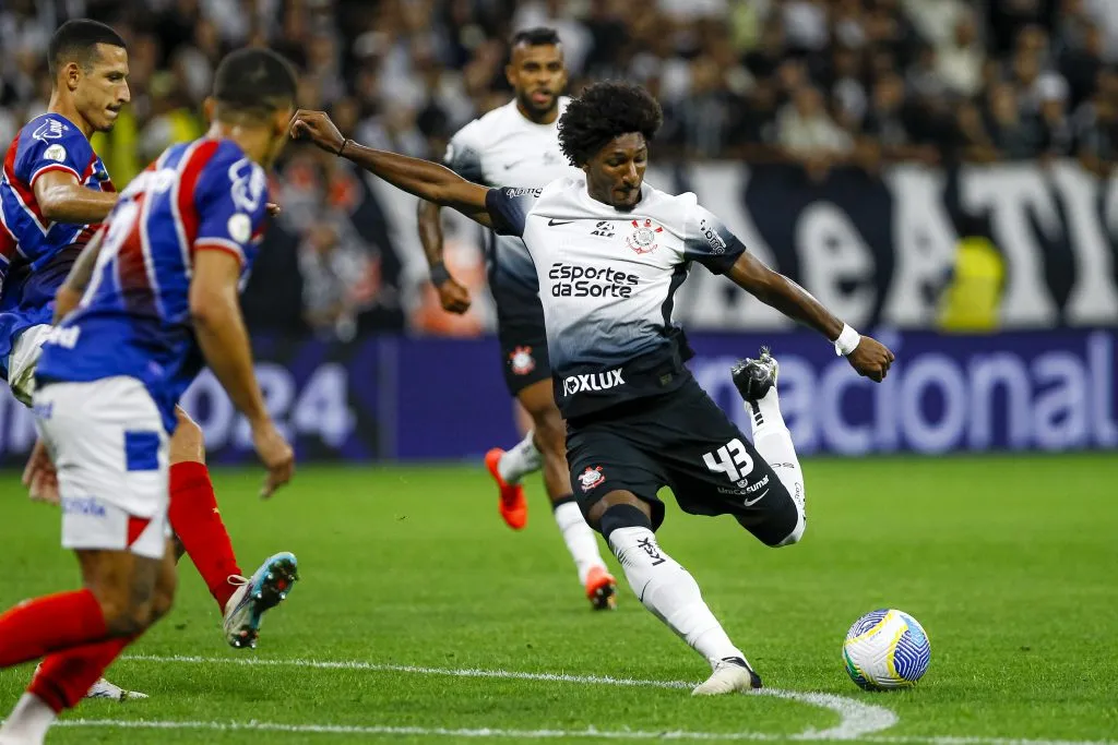 Talles Magno, jogador do Corinthians, durante partida contra o Bahia (Foto: Marco Miatelo/AGIF)
