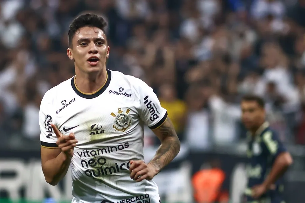 Gustavo Mantuan, atuando pelo Corinthians, comemora seu gol durante partida contra o Santos (Foto: Marcello Zambrana/AGIF)