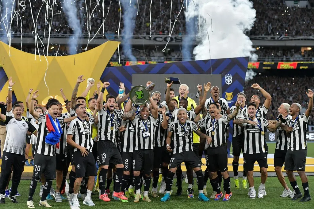 Jogadores do Botafogo comemoram titulo de campeão após partida contra o São Paulo no Engenhão pela decisão do campeonato Brasileiro A 2024. Foto: Thiago Ribeiro/AGIF