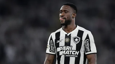 Bastos, jogador do Botafogo, durante partida contra o Corinthians, pelo Brasileirão Betano.