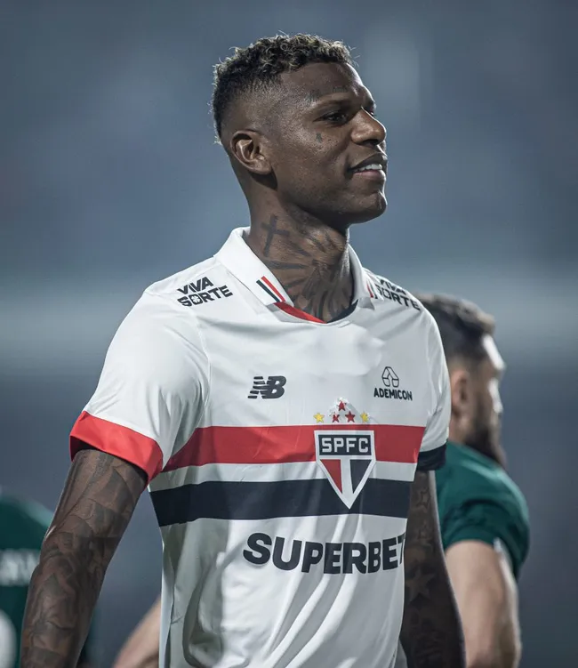 Arboleda, jogador do São Paulo, durante partida contra o Goiás (Foto: Isabela Azine/AGIF