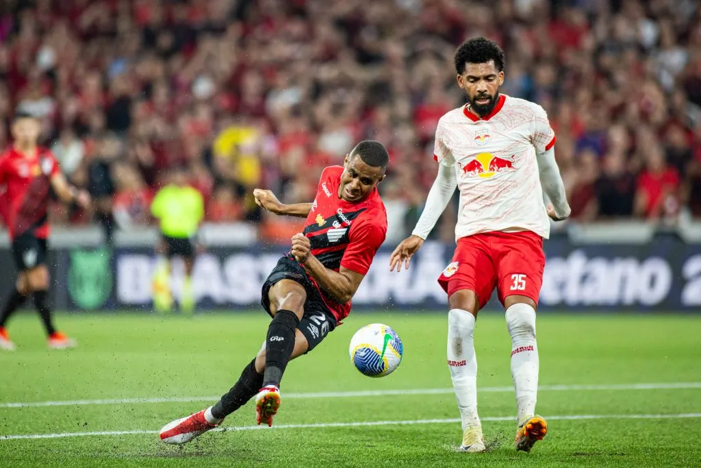 PR – CURITIBA – 05/12/2024 – BRASILEIRO A 2024, ATHLETICO-PR X BRAGANTINO – Erick jogador do Athletico-PR durante partida contra o Bragantino no estadio Arena da Baixada pelo campeonato Brasileiro A 2024. Foto: Luis Garcia/AGIF