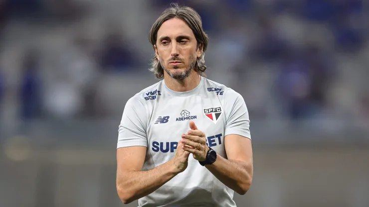 Luis Zubeldía, técnico do São Paulo, durante partida contra o Cruzeiro, pelo Brasileirão Betano.
