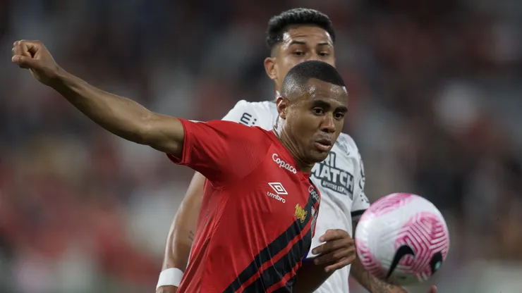 Erick do Athletico Paranaense e Matheus Martins do Botafogo, Disputam a bola, Estadio Ligga Arena,