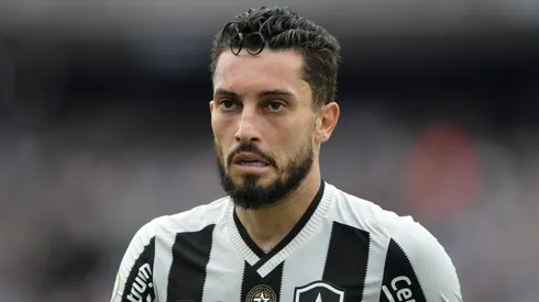 Alex Telles, jogador do Botafogo, durante partida contra o São Paulo, pelo Brasileirão Betano.