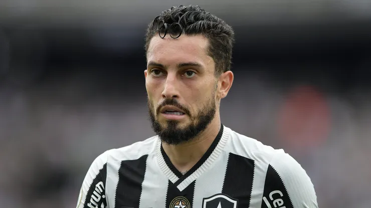 Alex Telles, jogador do Botafogo, durante partida contra o São Paulo, pelo Brasileirão Betano.