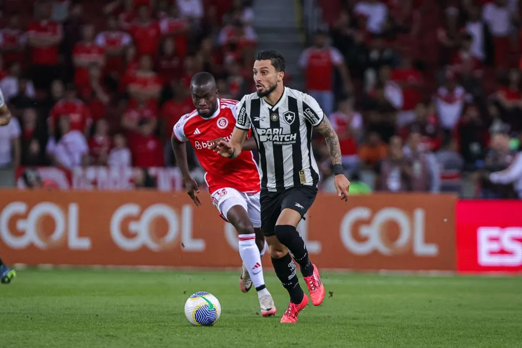 Alex Telles, jogador do Botafogo, revelou que deseja mais títulos pelo Glorioso. Foto: Maxi Franzoi/AGIF