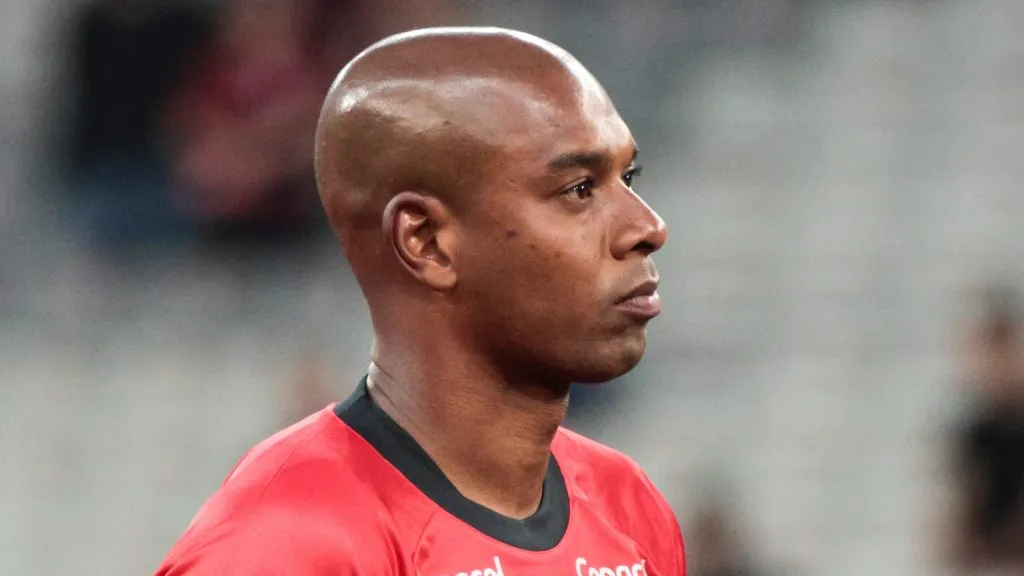 Fernandinho tem contrato até dezembro - Foto: Robson Mafra/AGIF.