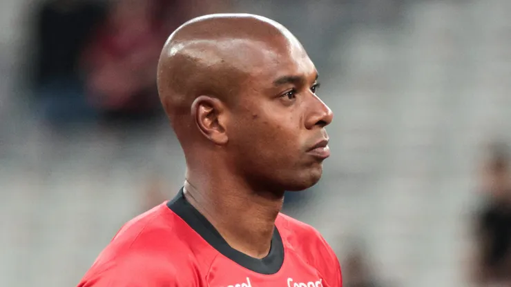 Fernandinho tem futuro incerto no Athletico.