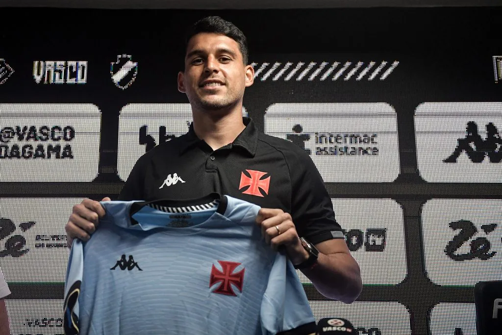 Keiller posa para fotos durante sua apresentação oficial como jogador do Vasco em coletiva de imprensa realizada no São Januário. Foto: Thiago Ribeiro/AGIF