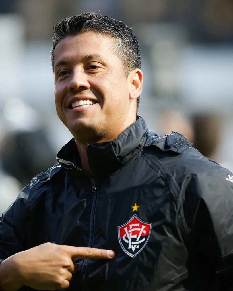 SC – CRICIUMA – 20/11/2024 – BRASILEIRO A 2024, CRICIUMA X VITORIA – Thiago Carpini tecnico do Vitoria durante partida contra o Criciuma no estadio Heriberto Hulse pelo campeonato Brasileiro A 2024. Foto: Leonardo Hubbe/AGIF