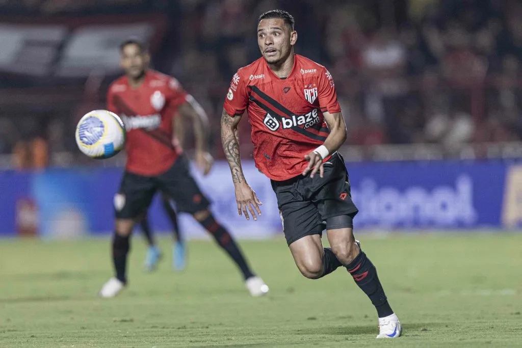 Luiz Fernando jogador do Atletico-GO durante partida contra o Bahia no estadio Antonio Accioly pelo campeonato Brasileiro A 2024. Foto: Heber Gomes/AGIF