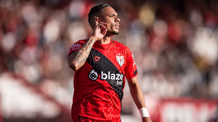Luiz Fernando jogador do Atletico-GO comemora seu gol durante partida contra o CRB no estadio Antonio Accioly pelo campeonato BRASILEIRO B 2023. Foto: Isabela Azine/AGIF