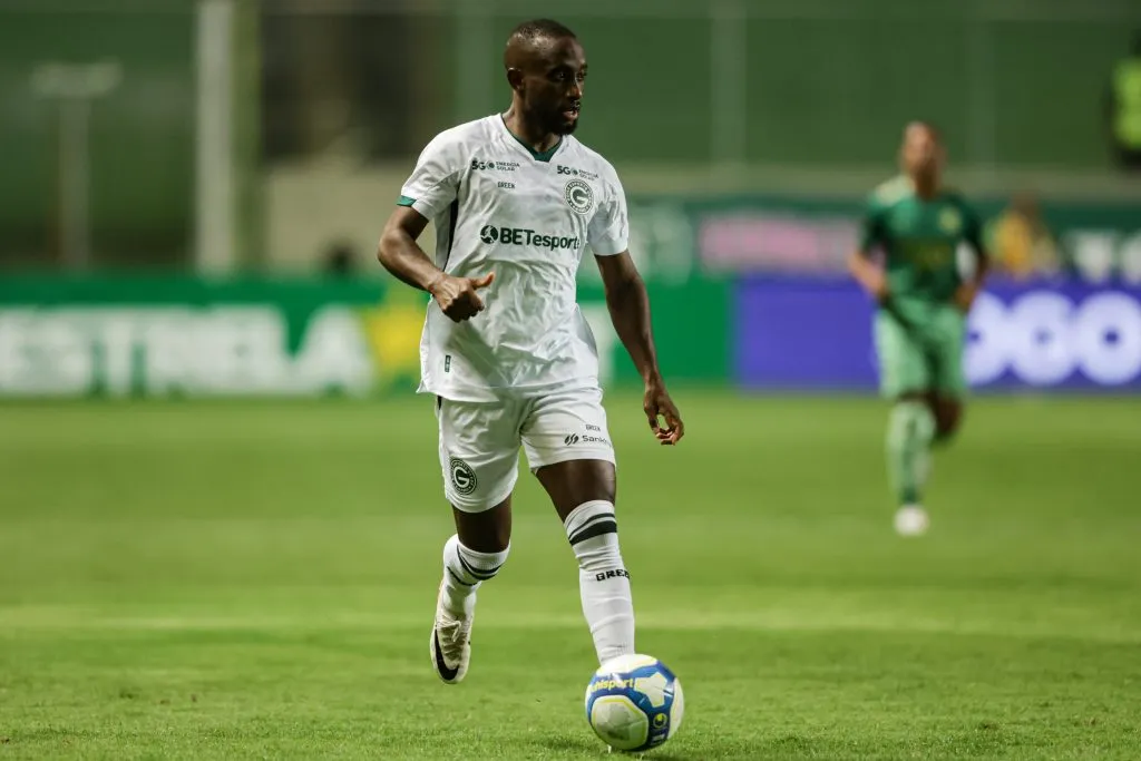 Dieguinho, jogador do Goiás, desperta interesse de Internacional e Vasco. Foto: Gilson Lobo/AGIF
