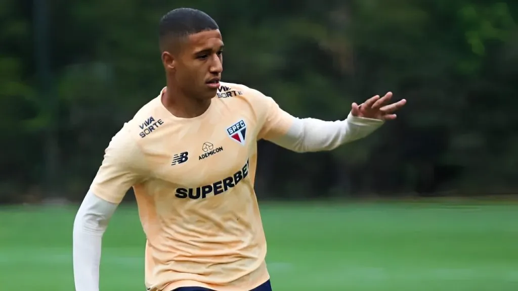 Henrique Carmo, destaque da base tricolor, renovou até o fim de 2028. Foto: Erico Leonan/São Paulo FC