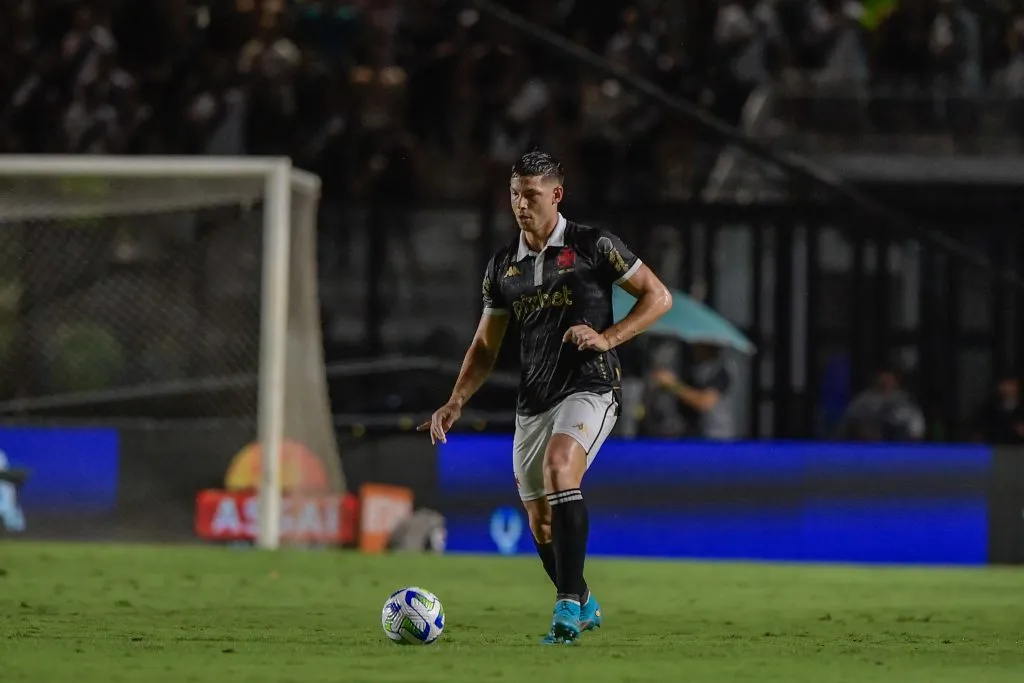 RJ – RIO DE JANEIRO – 28/11/2023 – BRASILEIRO A 2023, VASCO X CORINTHIANS – Capasso jogador do Vasco durante partida contra o Corinthians no estadio Sao Januario pelo campeonato Brasileiro A 2023. Foto: Thiago Ribeiro/AGIF