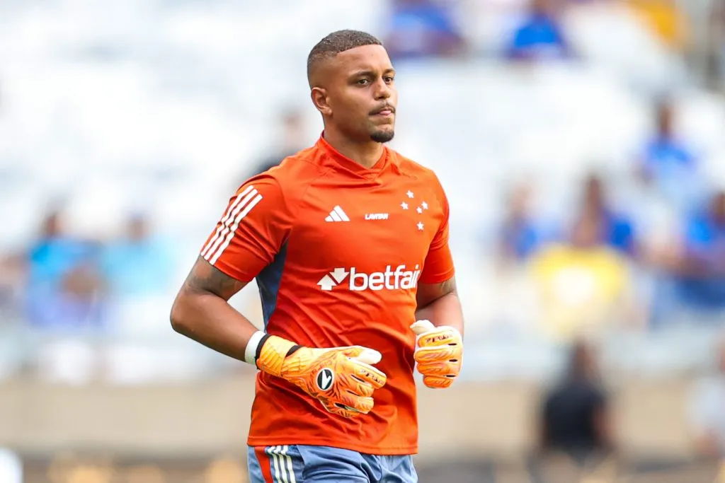 Anderson goleiro do Cruzeiro durante aquecimento para a partida contra o Botafogo no Mineirao pelo campeonato Brasileiro A 2024. Foto: Gilson Lobo/AGIF