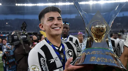 Thiago Almada, jogador do Botafogo, com a taça de campeao durante cerimônia de premiação do Brasileirão Betano.
