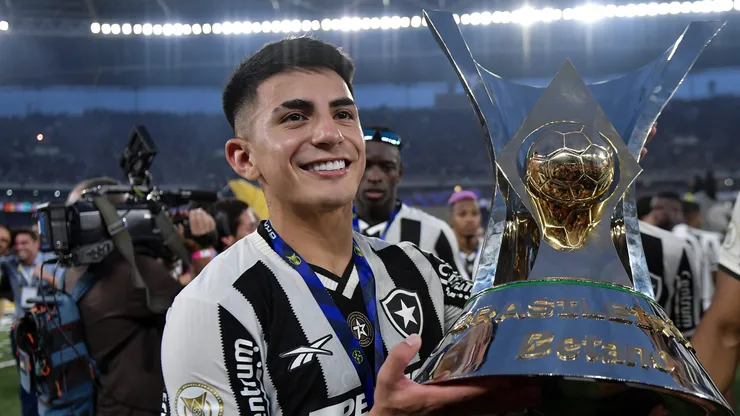 Thiago Almada, jogador do Botafogo, com a taça de campeao durante cerimônia de premiação do Brasileirão Betano.
