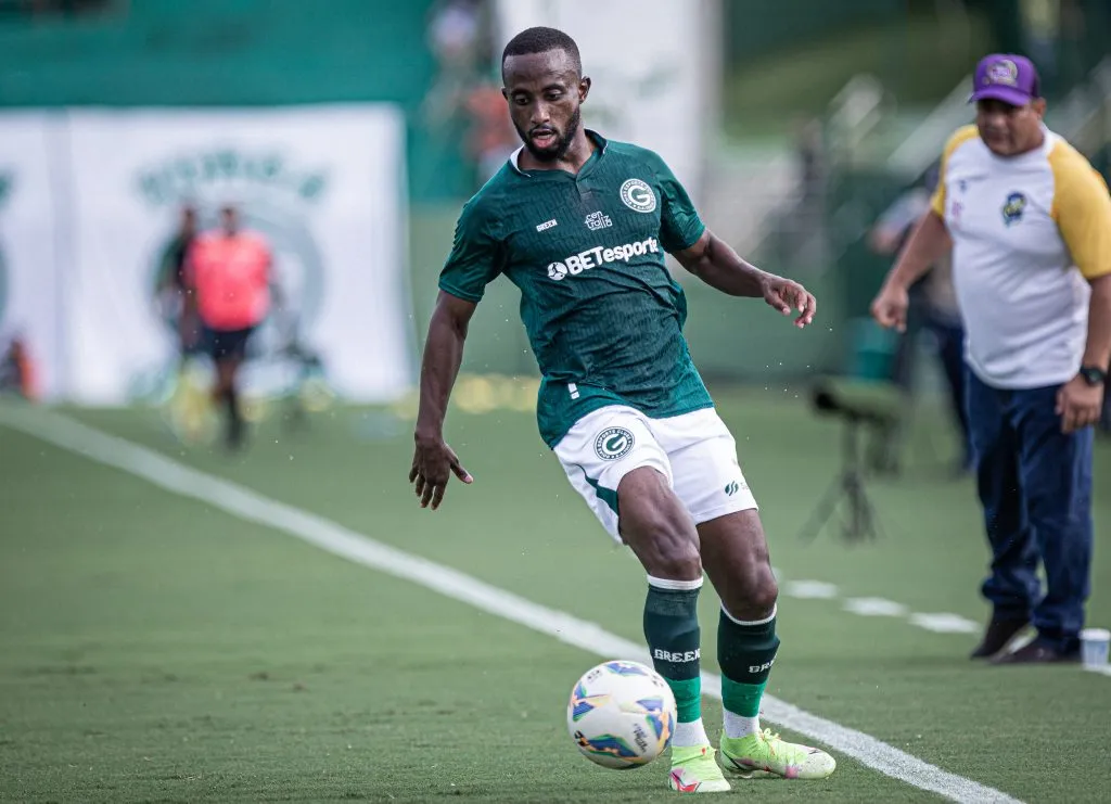 Dieguinho jogador do Goiás durante partida contra o Ipora na Serrinha pelo campeonato Goiano 2024. Foto: Isabela Azine/AGIF