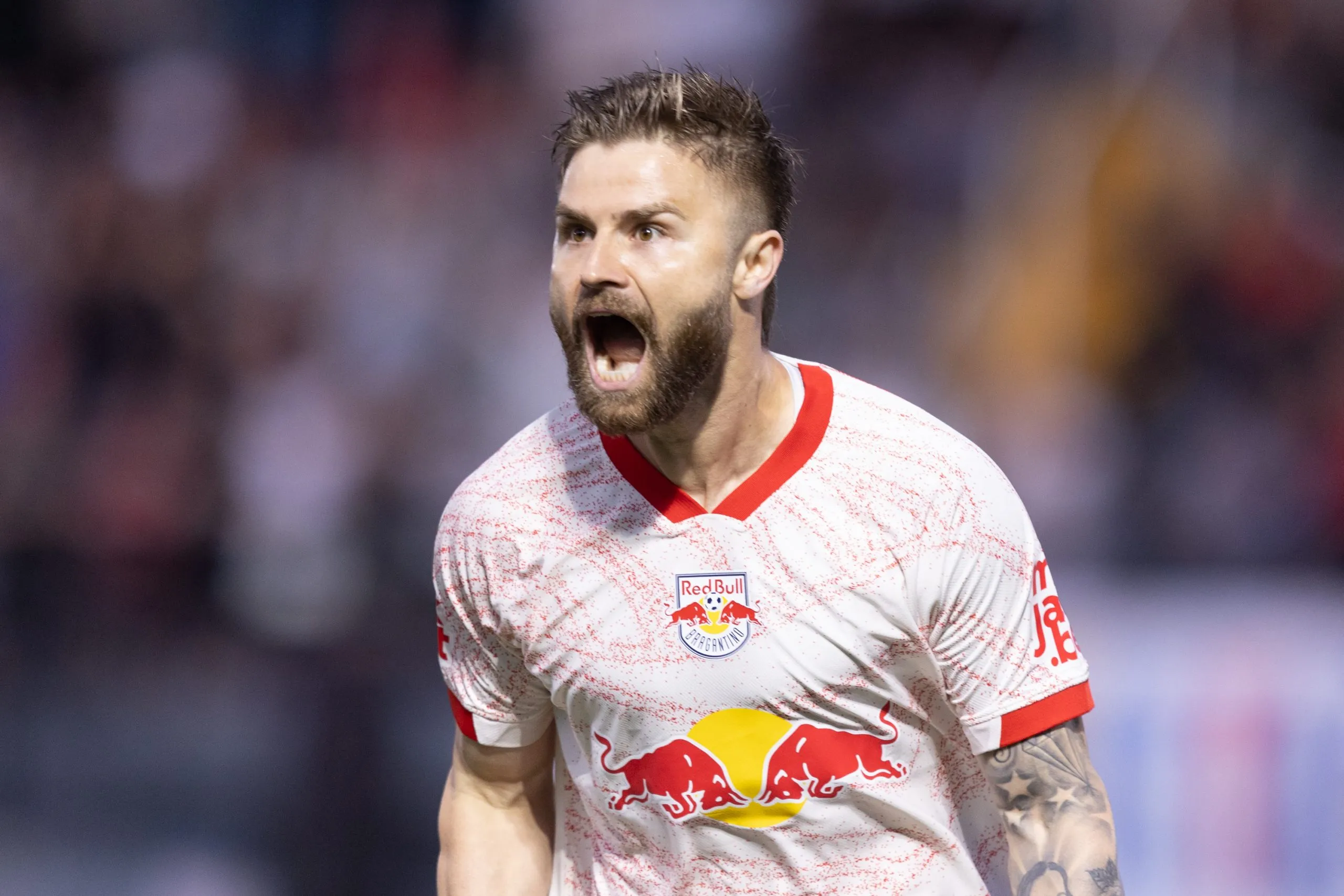 Eduardo Sasha comemorando gol durante partida contra o Cruzeiro no Campeonato Brasileiro de 2024. Foto: Diogo Reis/AGIF