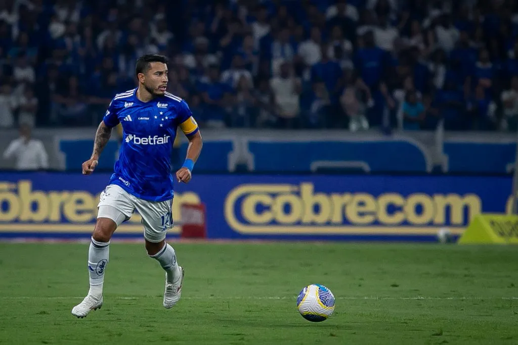 William jogador do Cruzeiro durante partida contra o Atlético-MG no Mineirão pelo campeonato Brasileiro A 2024. Foto: Fernando Moreno/AGIF