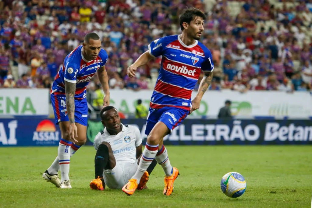 Pedro Augusto  jogador do Fortaleza durante partida contra o Grêmio na Arena Castelão pelo campeonato Brasileiro A 2024. Foto: Baggio Rodrigues/AGIF