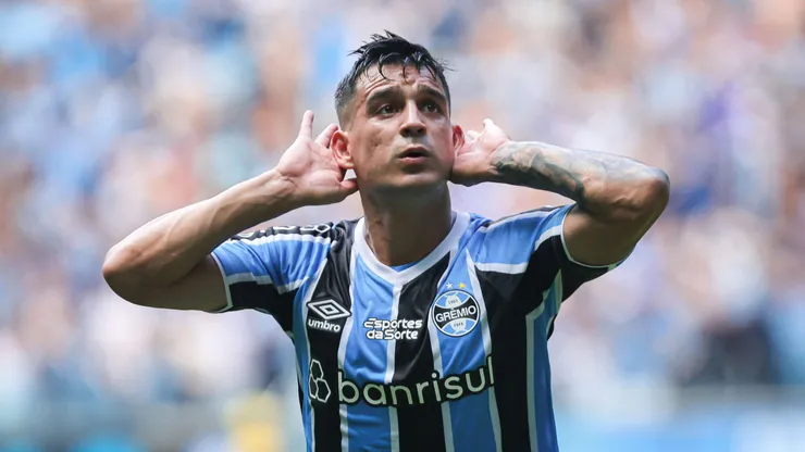 Cristaldo jogador do Gremio comemora seu gol durante partida contra o Sao Paulo no estadio Arena do Gremio pelo campeonato Brasileiro A 2024.