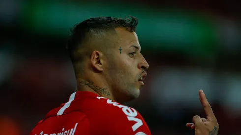 Nico Lopez do Internacional disputa lance com jogador do Goias durante partida no estadio Beira-Rio pelo campeonato Brasileiro A 2019