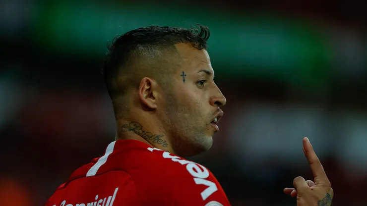 Nico Lopez do Internacional disputa lance com jogador do Goias durante partida no estadio Beira-Rio pelo campeonato Brasileiro A 2019