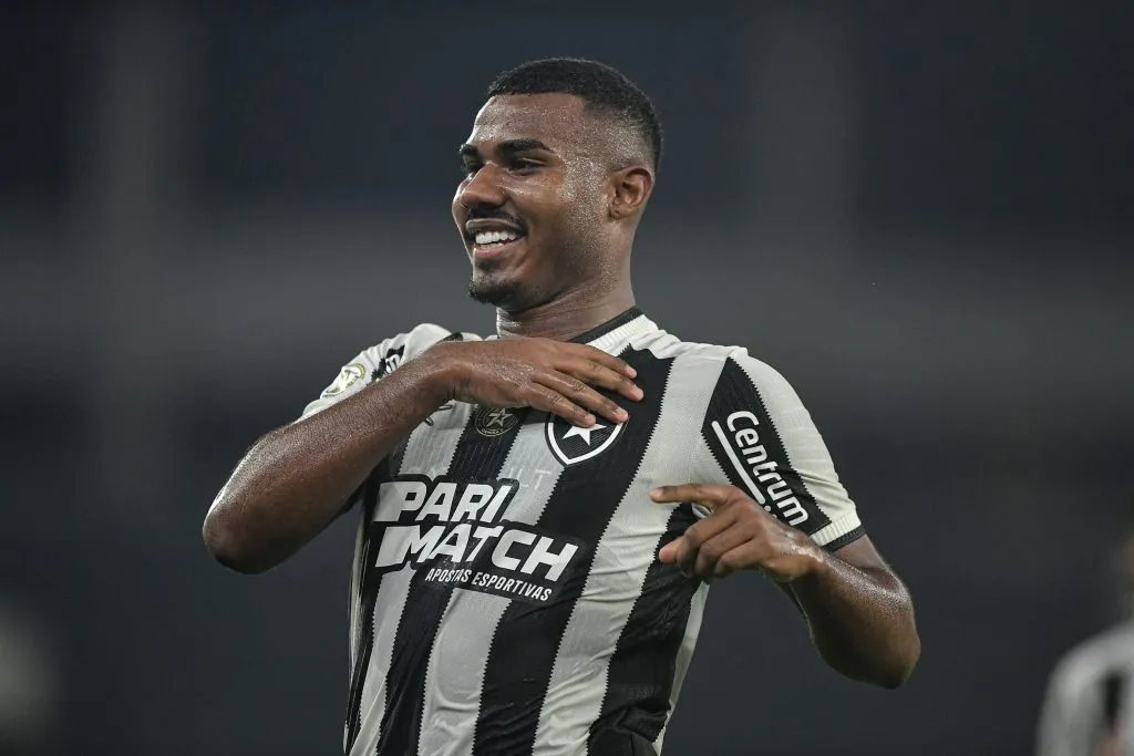 Cuiabano, jogador do Botafogo, comemora seu gol durante partida contra o Atletico-MG (Foto: Thiago Ribeiro/AGIF)