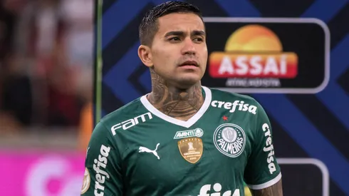 Dudu jogador do Palmeiras durante execucao do hino nacional antes da partida contra o Athletico-PR no estadio Arena da Baixada pelo campeonato Brasileiro A 2022.